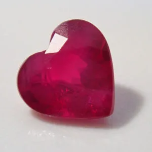 赤い宝石の代表ルビー | カラッツ Gem Magazine
