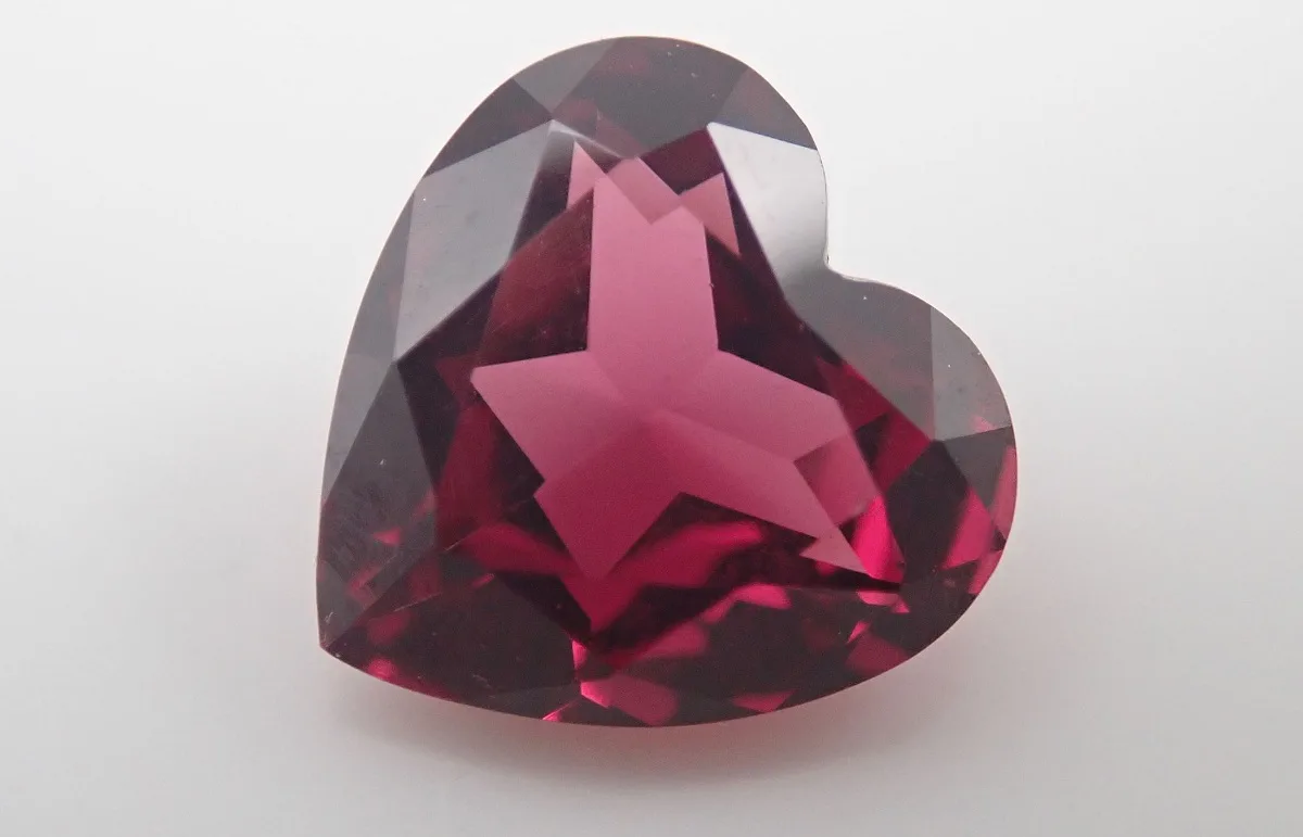 (希少)ロードライトガーネット 甲州貴石切子】ロードライトガーネット 1.590ctルース ワッペン付