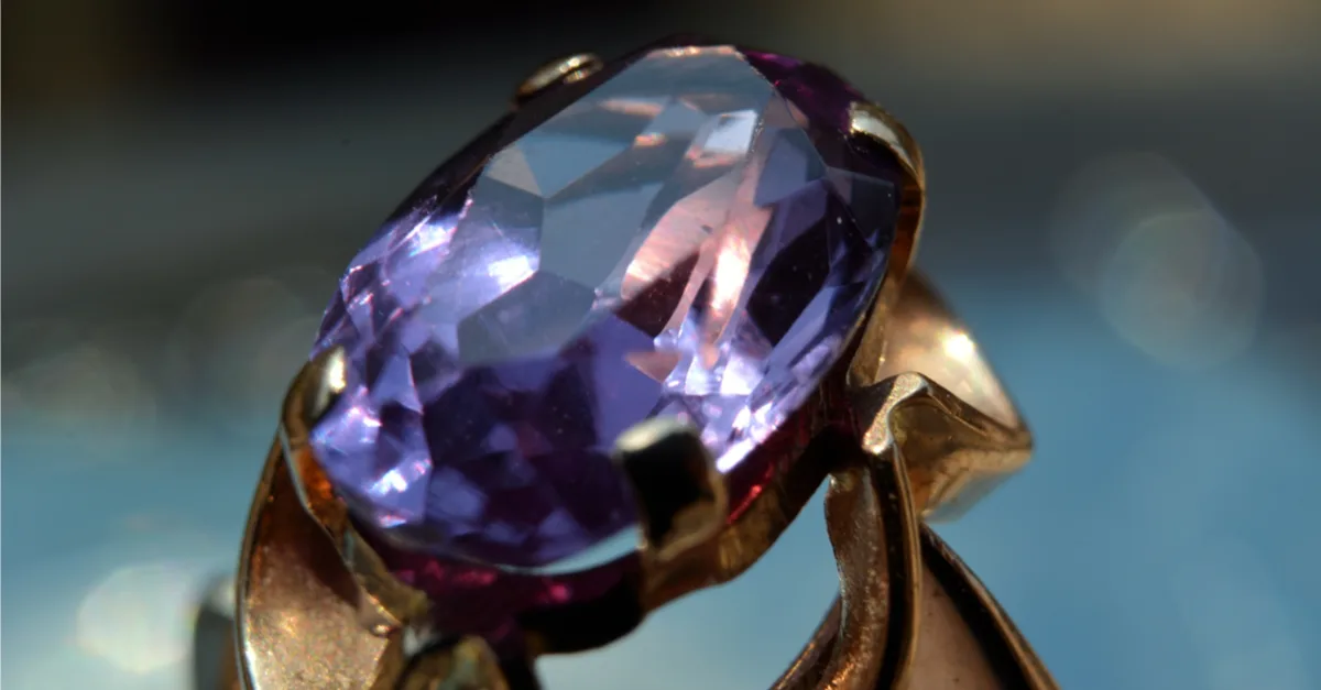 宝石の魅力である「変色性」と「多色性」。この2つの違いって