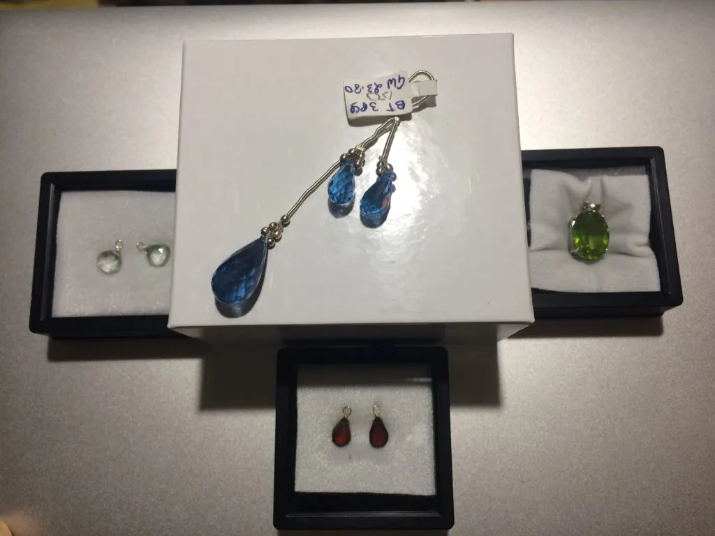 私怒ってます！上野で購入した宝石、4個中2個が偽物だった件について