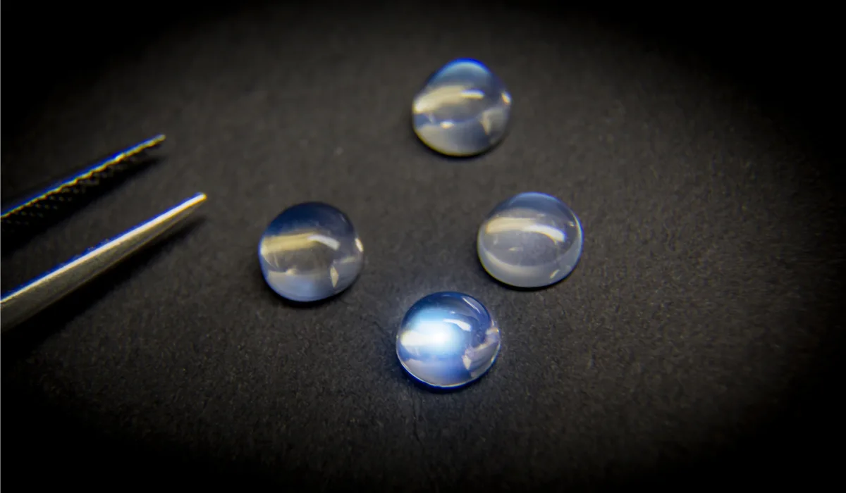 ムーンストーンの種類は？意味や価値から偽物についてを徹底解説します