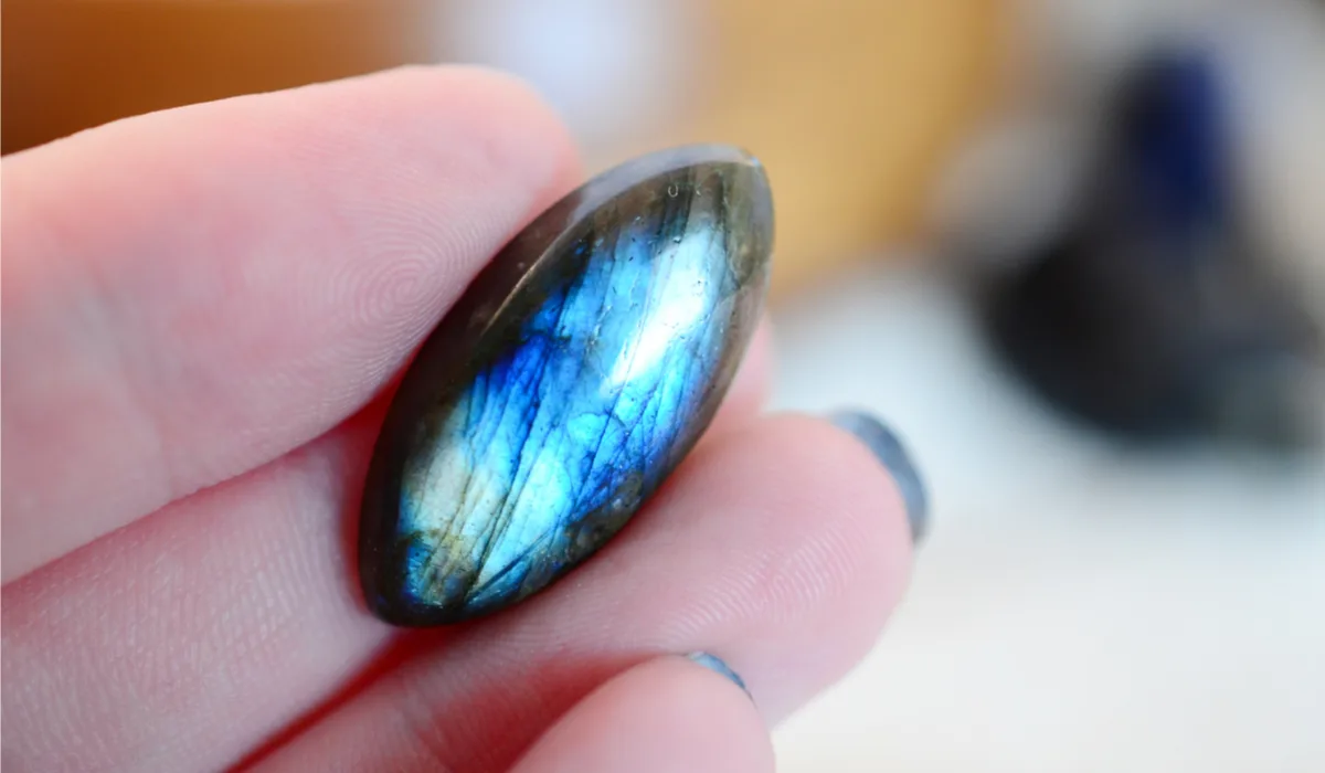 ムーンストーンの種類は？意味や価値から偽物についてを徹底解説します