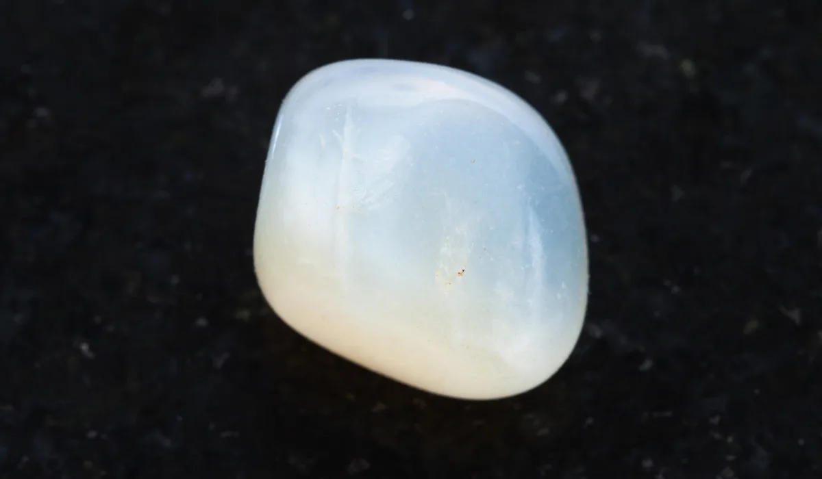 ムーンストーンの種類は？意味や価値から偽物についてを徹底解説します