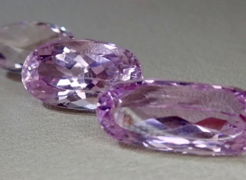 濃いライラック色のクンツァイト原石 クンツァイト 原石 259g｜天然石 原石 通販 キラリ石