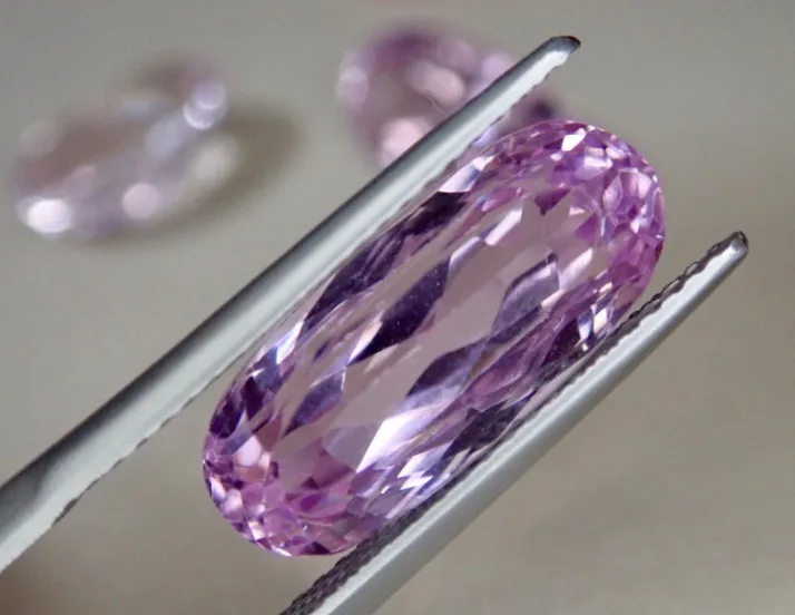 サクッと分かる、クンツァイトの魅力｜特徴や産地、お手入れ方法など