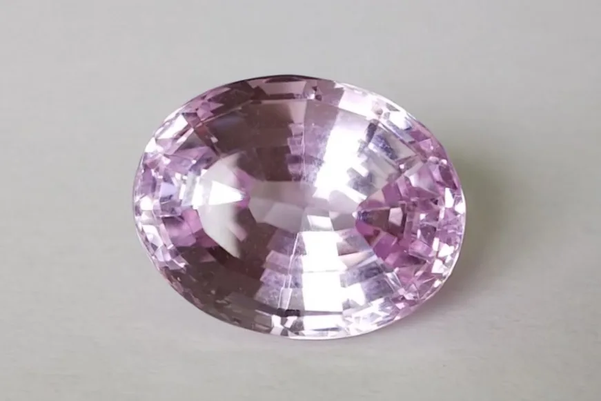 サクッと分かる、クンツァイトの魅力｜特徴や産地、お手入れ方法など