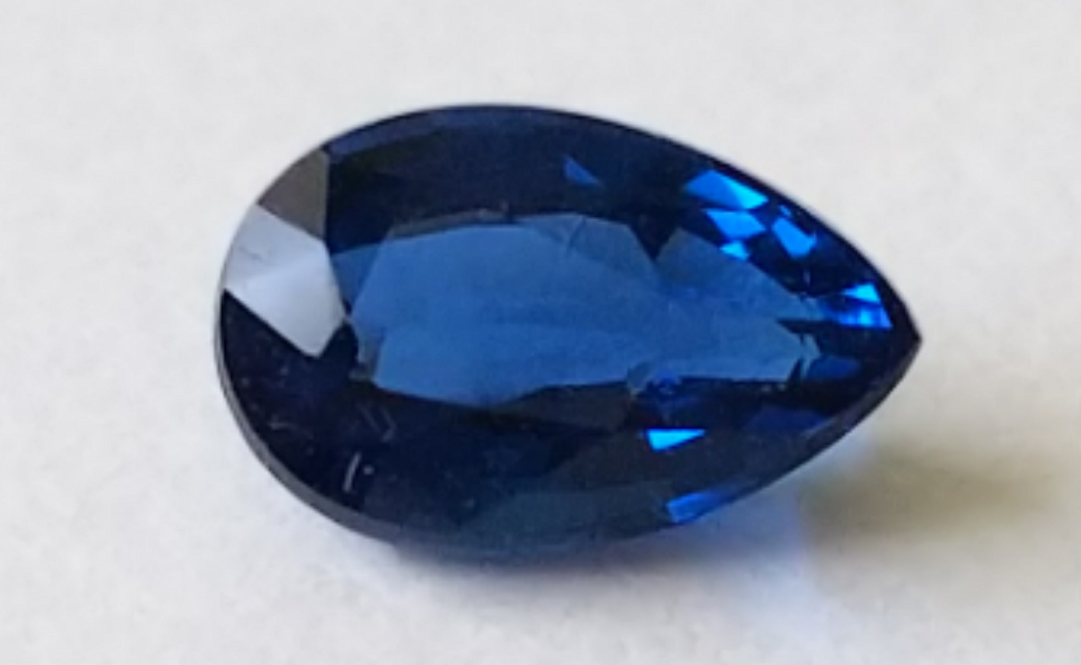 蛍光性も魅力的なアフガナイト。産地や意味、名前の由来は