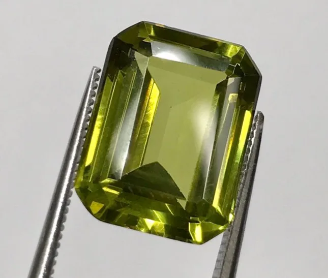 巷にはびこる合成スピネル 特徴や価値 天然スピネルとの違い カラッツ Gem Magazine