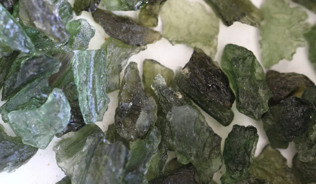 モルダバイトは隕石から生まれたって本当？ | カラッツ Gem Magazine