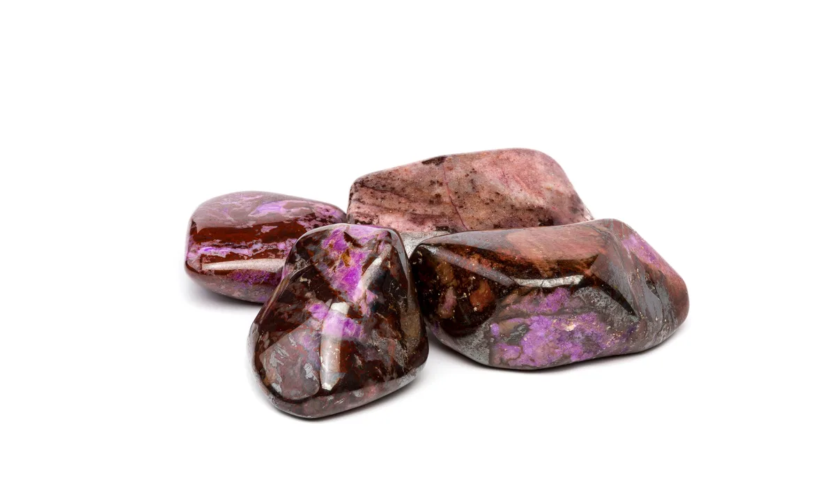 スギライトは日本で発見された！？高貴なパープルカラーが魅力