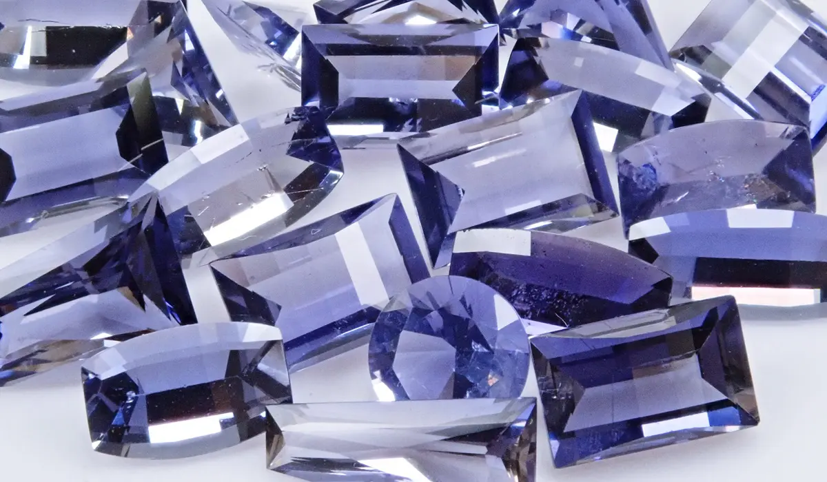 新3月の誕生石アイオライト（菫青石）、特徴、色、アイオライトサン