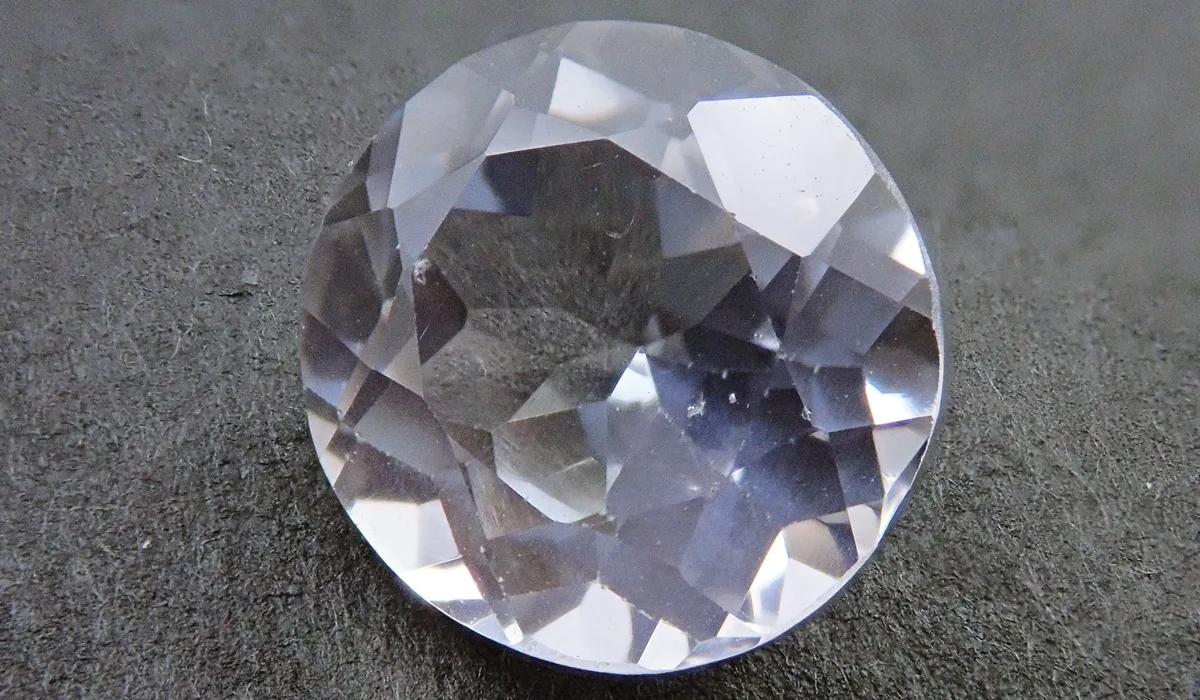 宝石シリマナイト ファイブロライト の魅力 キャッツアイ効果や特徴など カラッツ Gem Magazine