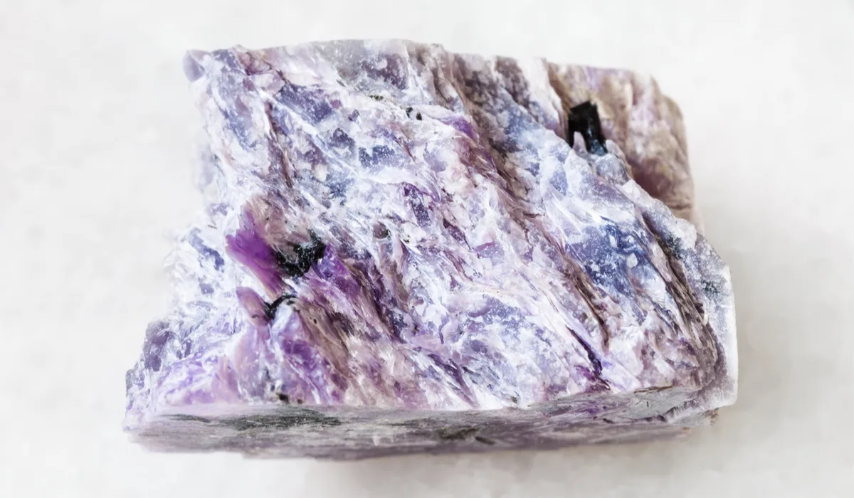 マーブル模様の美しい宝石チャロアイト 「魅惑」という名をもつその