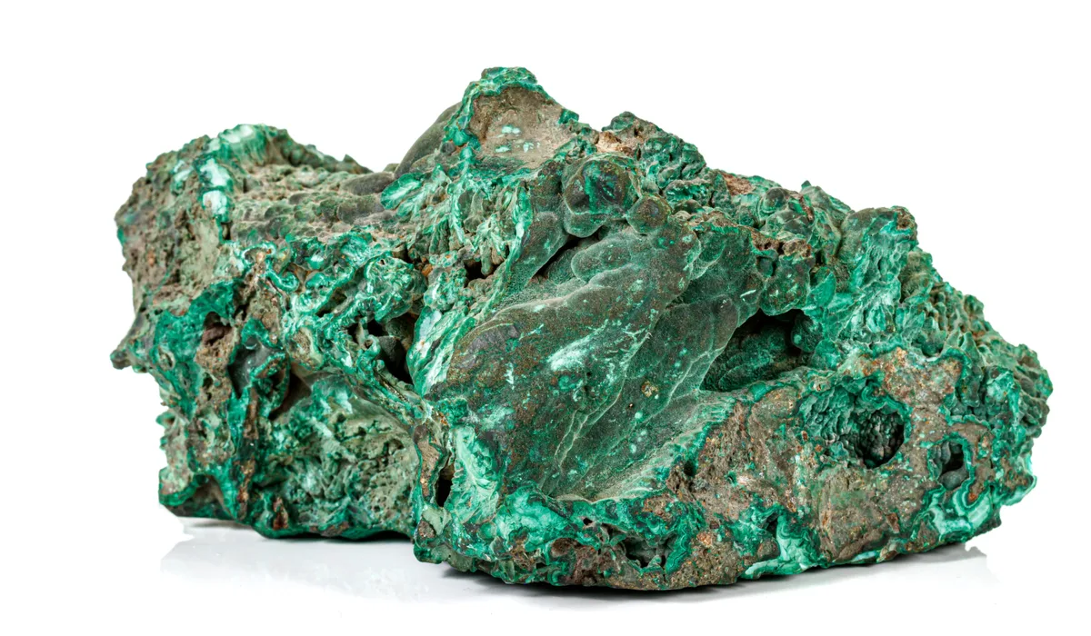 クリソコラとはどんな鉱物？名前の意味や原石の形、マラカイトとの関係