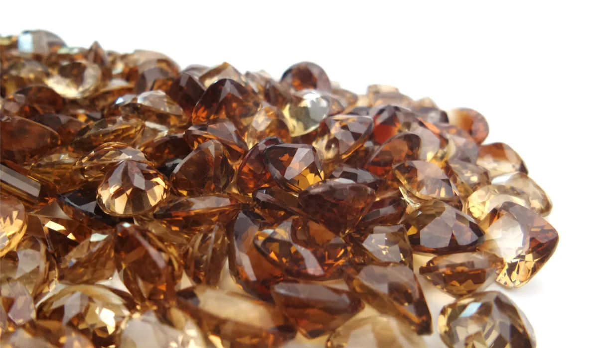 11月の誕生石トパーズは黄金に輝く！？他の色や種類、偽物はあるの