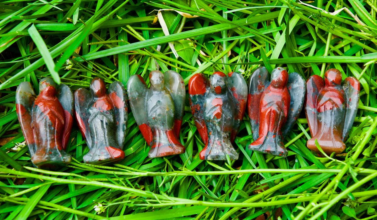 新3月の誕生石ブラッドストーンは聖なる石？特徴、名前の意味、歴史