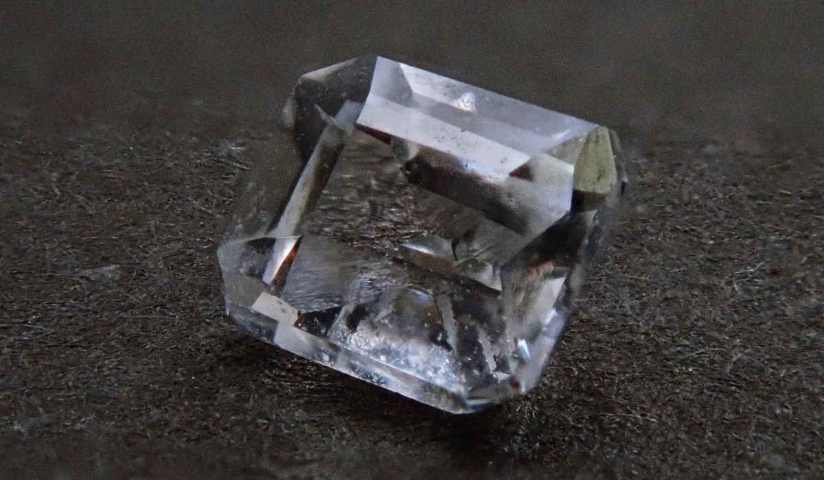 フェナカイトは詐欺師の石？名前の由来は？産地は？ | カラッツ Gem