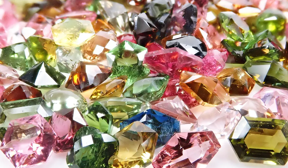 トルマリン｜豊富な色で虜にさせる彩り豊かな宝石 | カラッツ Gem Magazine