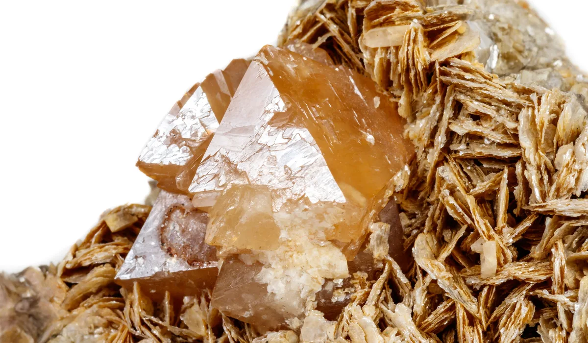 シーライト｜タングステン鉱石としての役割、宝石としての魅力