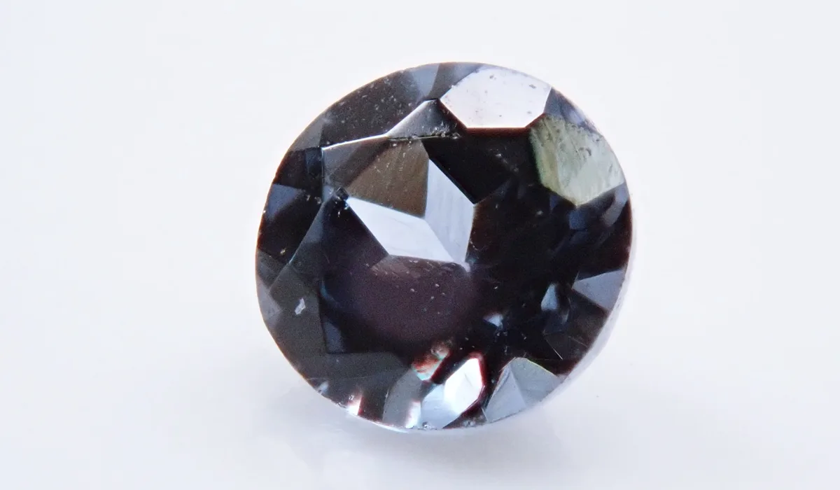 光の種類でカラーチェンジする宝石たちの魅力 | カラッツ Gem Magazine