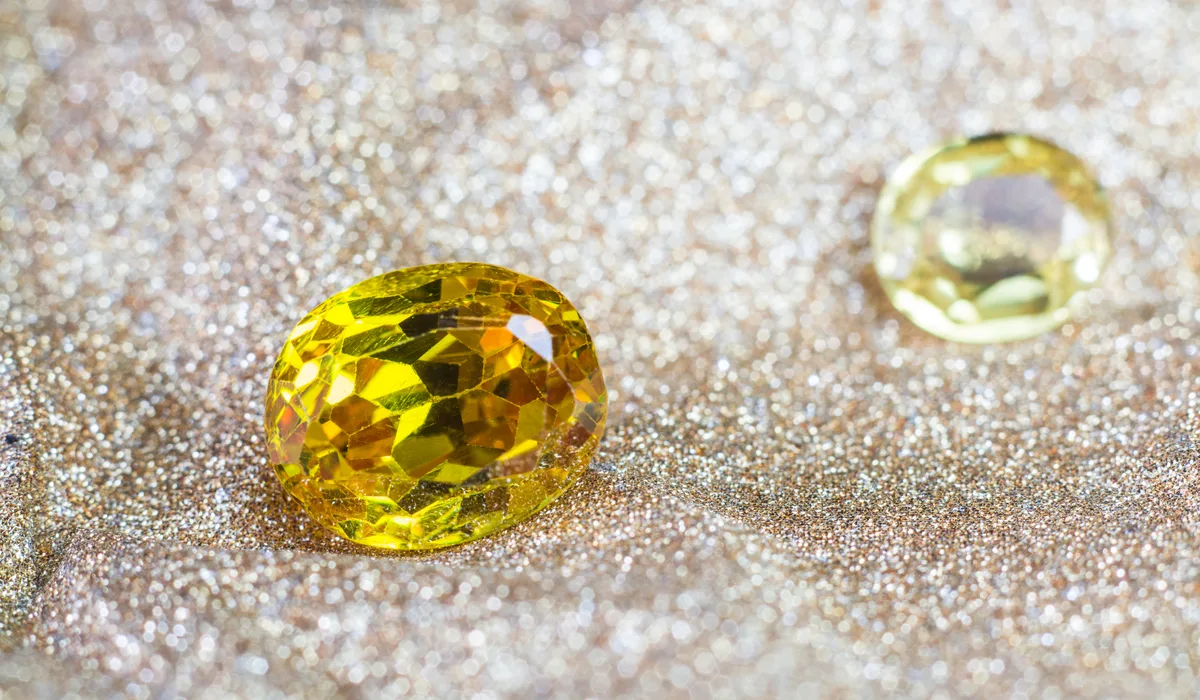 黄色・黄金色に輝く宝石10選｜イエローサファイア、シトリン