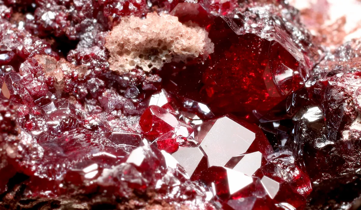 ガーネットに似た鉱物 キュープライト 赤銅鉱 にはどんな意味があるの カラッツ Gem Magazine