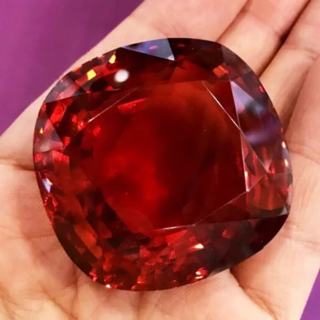 琥珀（アンバー）はどんな宝石？色や種類、価値、お手入れ方法など