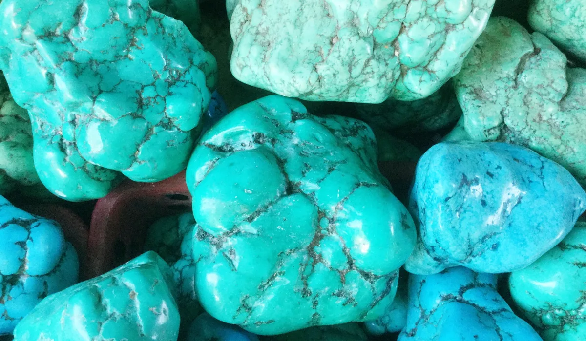 バリサイトはどんな宝石？トルコ石やヒスイに似ている？ | カラッツ