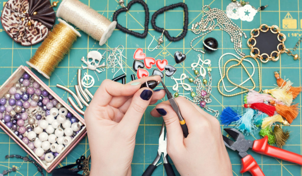 手作りアクセサリーを作ってみたい！でも天然石ってどこで買えるの？ | カラッツ Gem Magazine