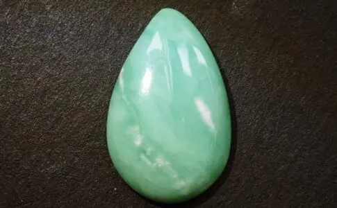 グリーンの鉱石マラカイト｜特徴、意味、石言葉、偽物の存在など