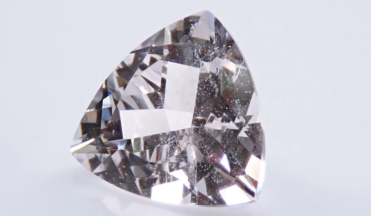 ダンビュライトの魅力とは｜高い透明感と輝きが美しい宝石 | カラッツ