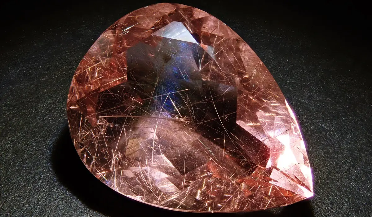 フローライトの魅力｜特徴、名前の意味、原石の形、種類など | カラッツ Gem Magazine