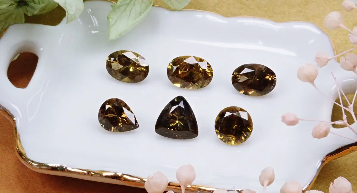 シックな色合いが魅力のクリノゾイサイト。ゾイサイトとの関係は