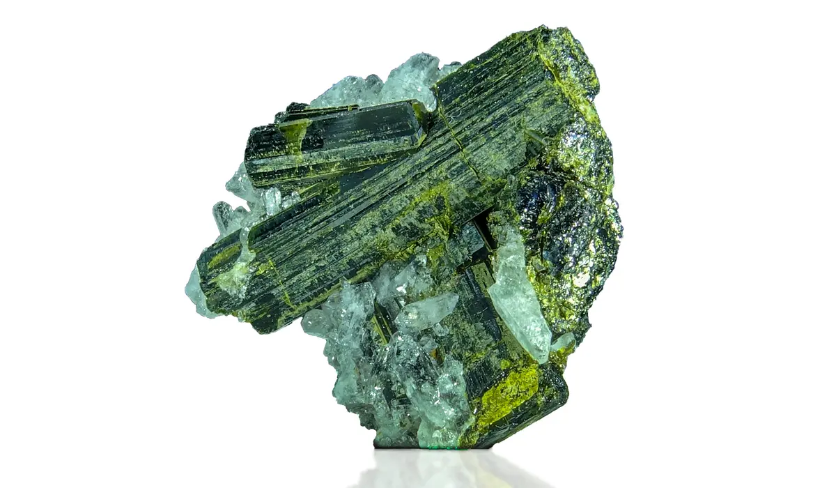 シックな色合いが魅力のクリノゾイサイト。ゾイサイトとの関係は