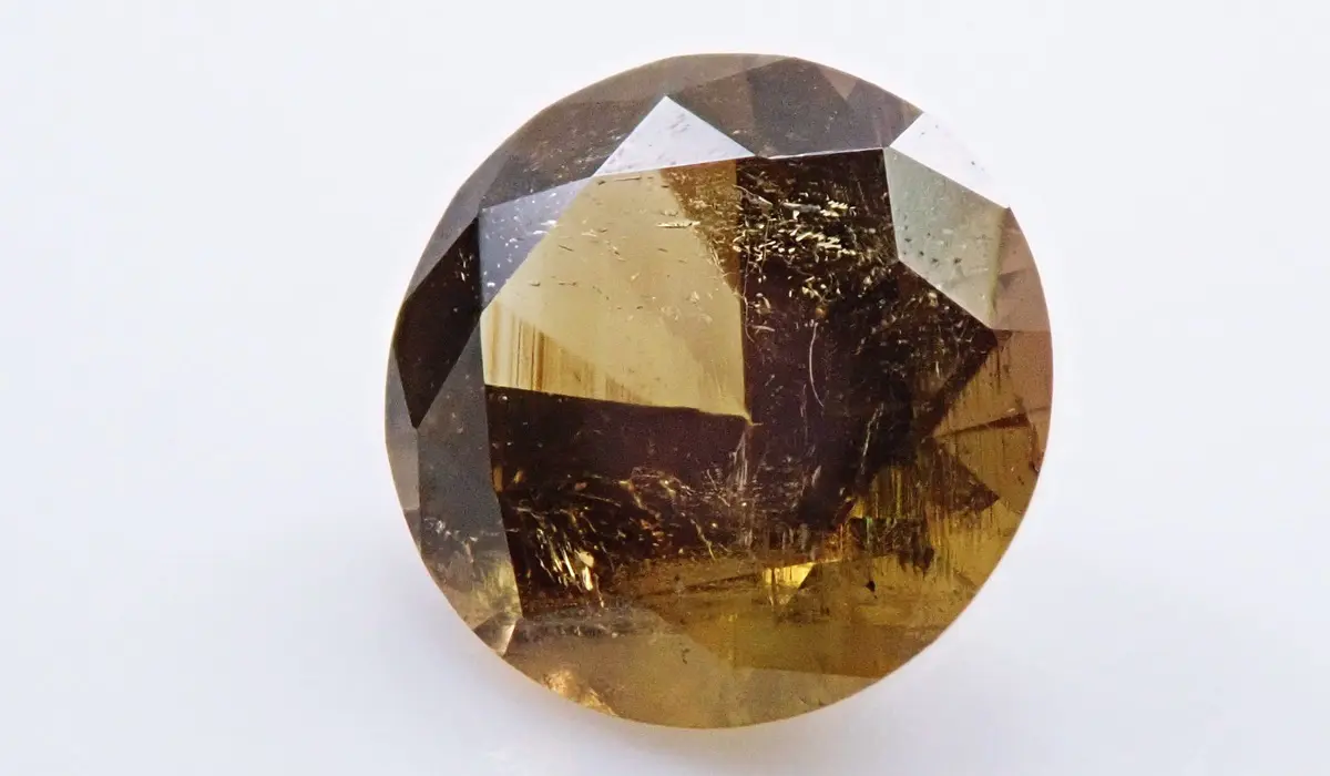 シックな色合いが魅力のクリノゾイサイト。ゾイサイトとの関係は