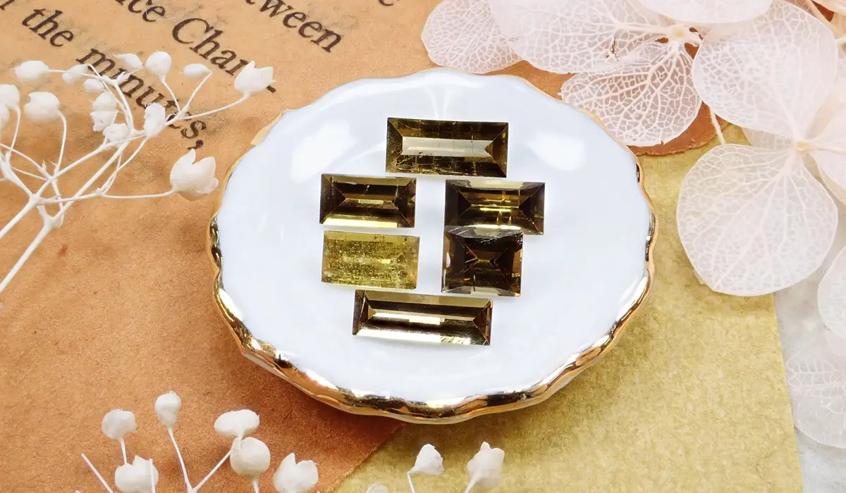 シックな色合いが魅力のクリノゾイサイト。ゾイサイトとの関係は