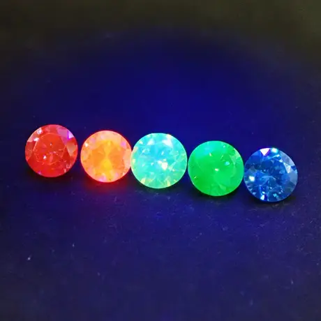 蛍光性をもつ宝石の魅力｜ブラックライトでネオンに輝く宝石たち