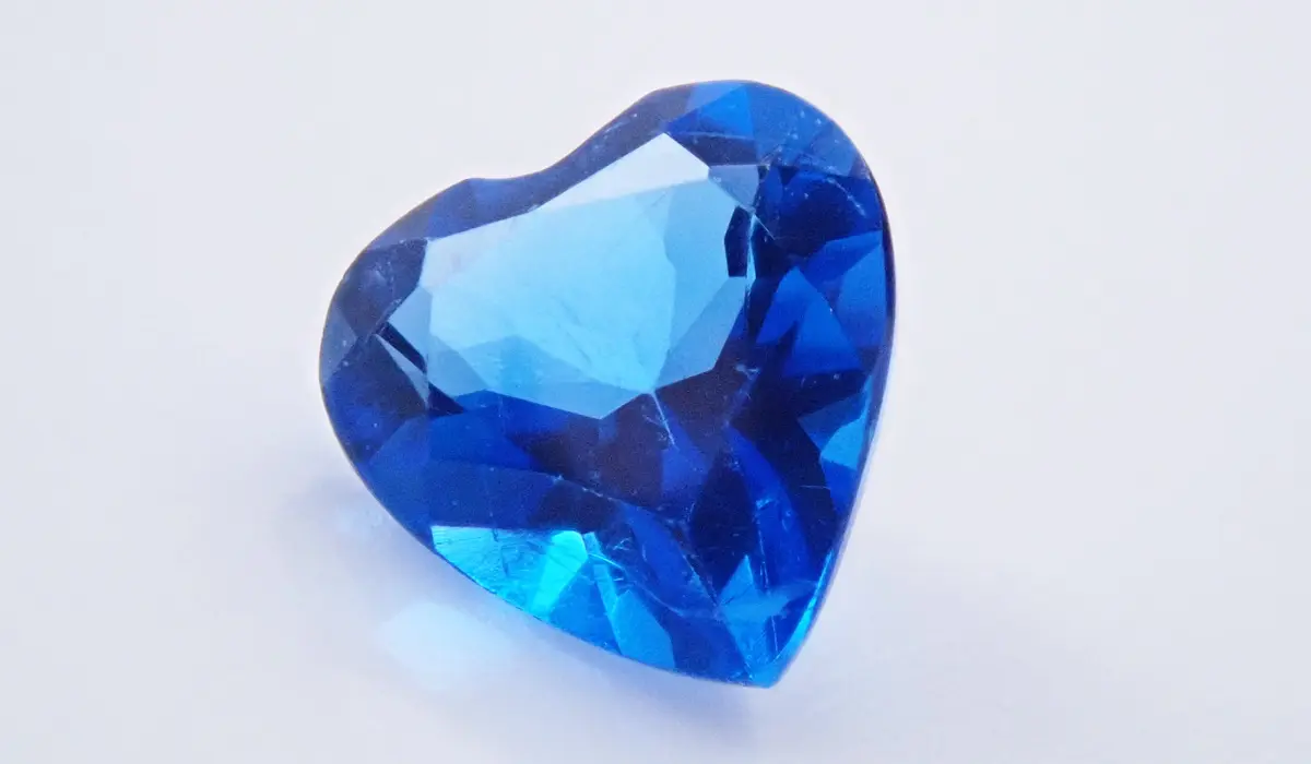 蛍光性をもつ宝石の魅力｜ブラックライトでネオンに輝く宝石たち