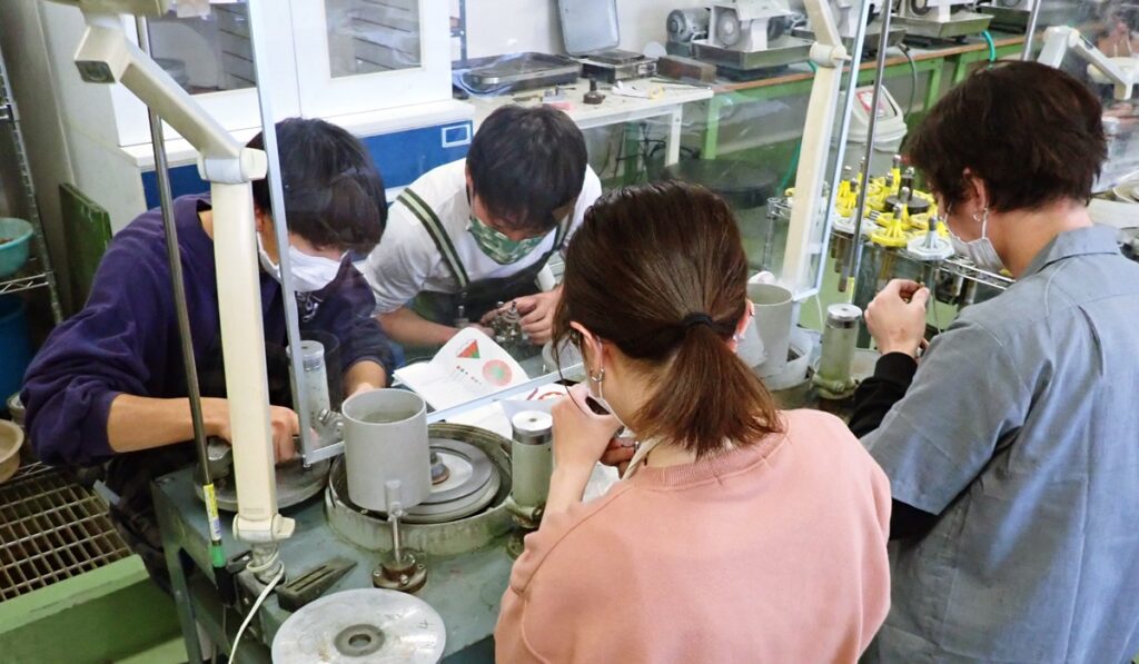 日本唯一の公立宝石専門学校 山梨県立宝石美術専門学校を徹底取材！ カラッツ Gem Magazine