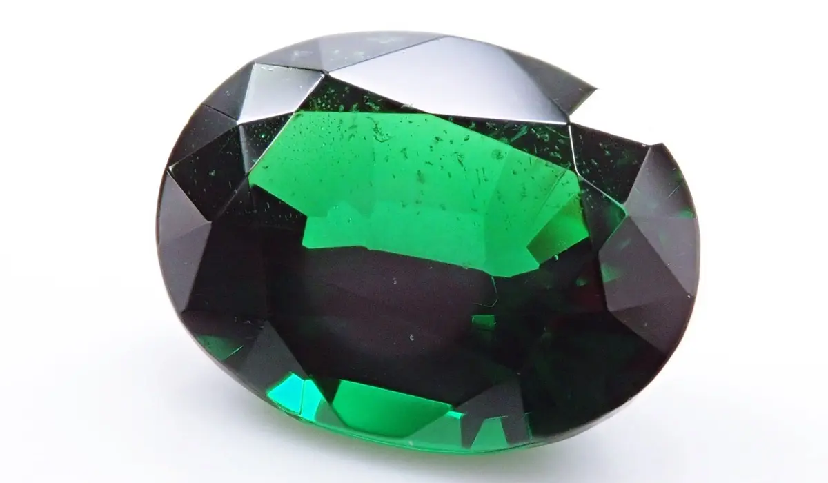 緑色に輝く10種類の宝石たちの魅力｜エメラルド、翡翠、ペリドット