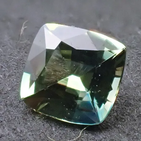 サファイアは色や種類が豊富！？ファンシーカラーサファイアと見た目が