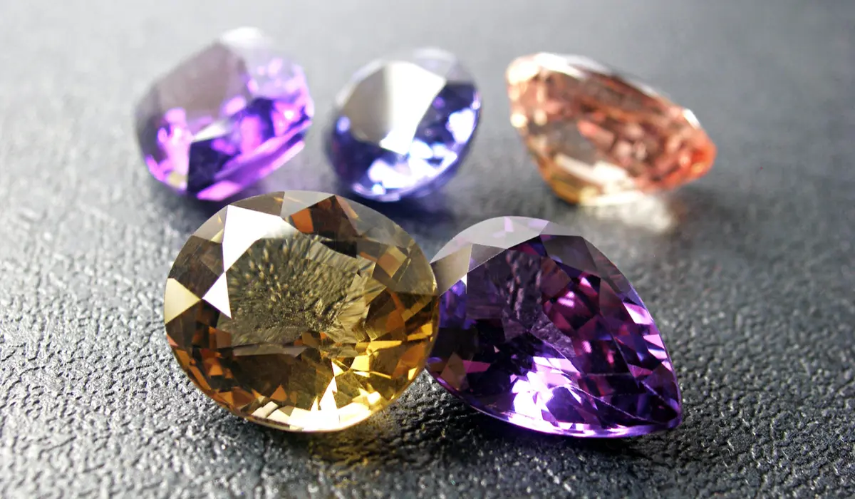偽物として売られている宝石たちとその見分け方 | カラッツ Gem Magazine