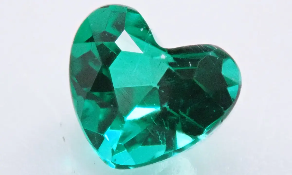 5月の誕生石エメラルドを徹底解説｜産地別特徴、価値、処理、偽物の