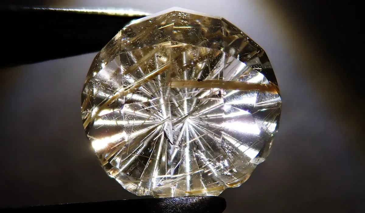 ルチルクォーツの魅力｜ゴールドに煌めく宝石 | カラッツ Gem Magazine