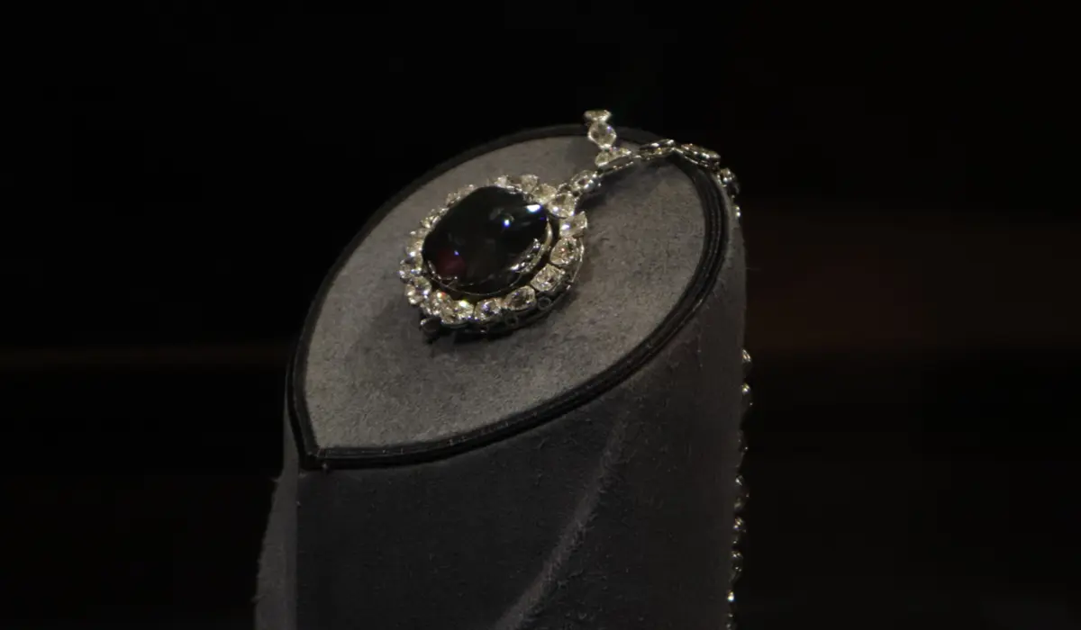 ブルーダイヤモンドの魅力｜ナチュラルとトリートメント、価値はどの位