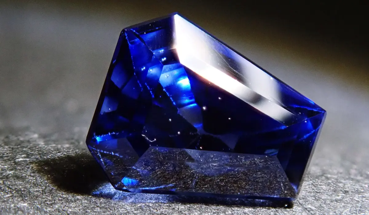 サファイアの価値や価格相場、選び方のポイント｜ルースとジュエリーで