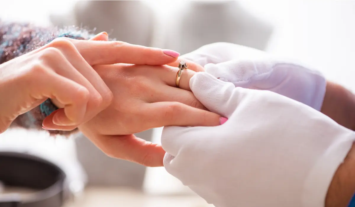 指輪のサイズ直しの疑問 相場と時間はどれくらいかかる カラッツ Gem Magazine