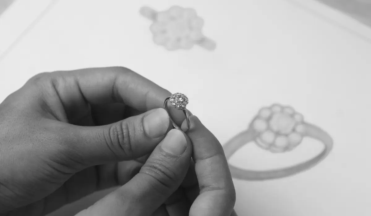 ジュエリーリフォームで思い出の婚約指輪を生まれ変わらせよう