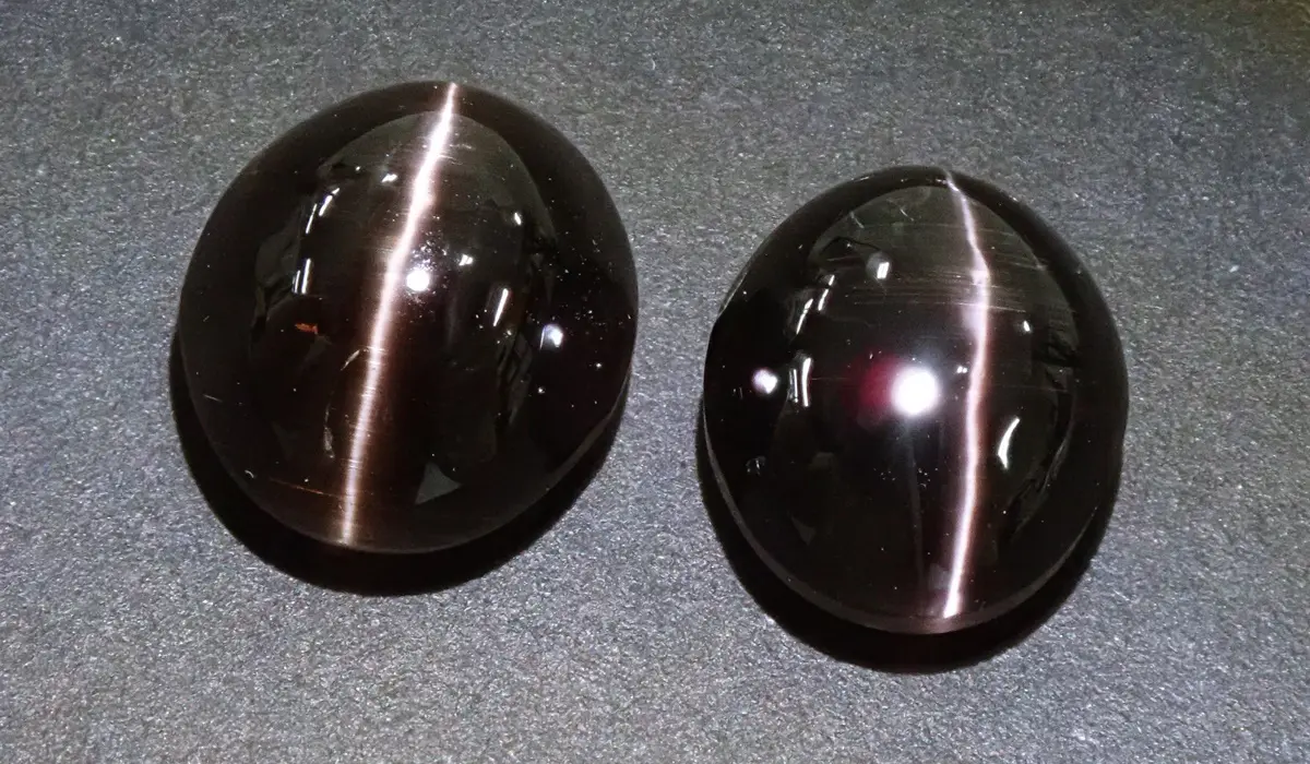 希少大玉 キャッツアイ(猫目石)です 光を当てると濃い金色で線室内では普通の線 希少大玉 キャッツアイ(猫目石)です 光を当てると 金色の 線が