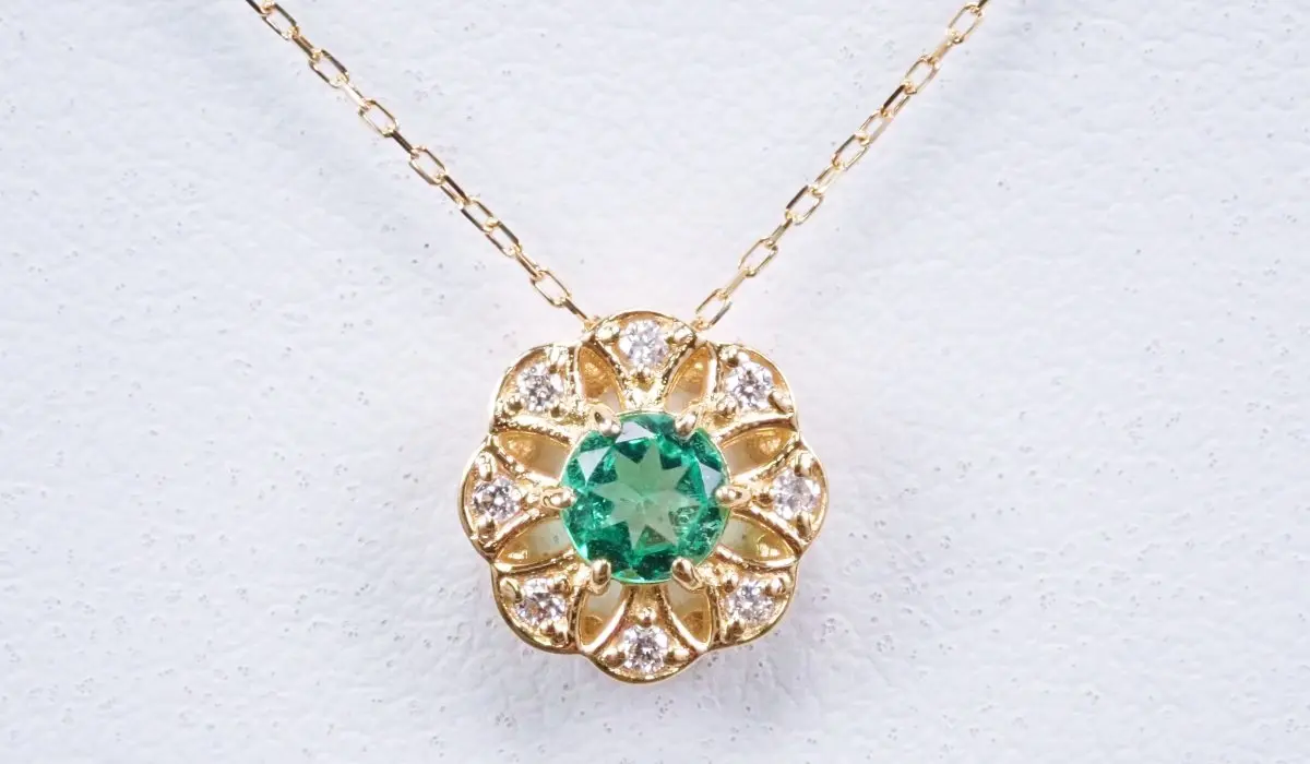 宝石の石留めの種類 爪留めと覆輪留めの違いとは | カラッツ Gem Magazine